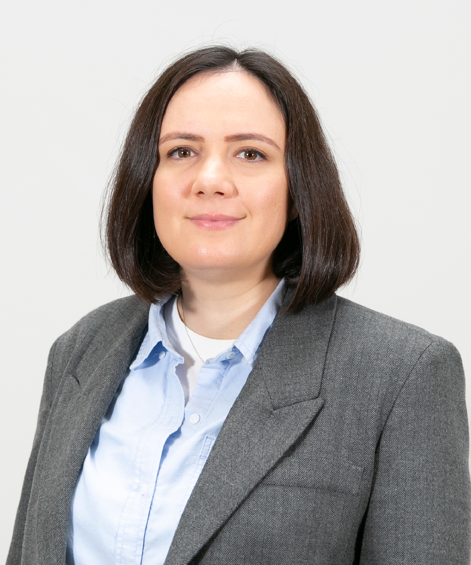 NAZİK ÇELİKKANAT PASLI